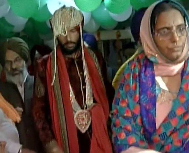 युवराज-हेजल ने गुरुद्वारे में लिए फेरे, देखें तस्वीरें