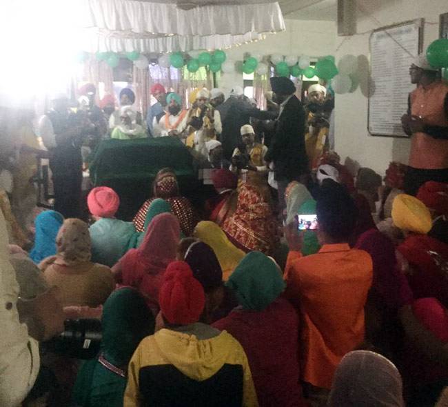 युवराज-हेजल ने गुरुद्वारे में लिए फेरे, देखें तस्वीरें