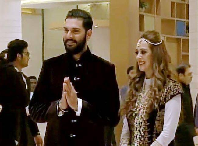 युवराज के नाम की मेहंदी से सजी हेजल की हथेलियां...