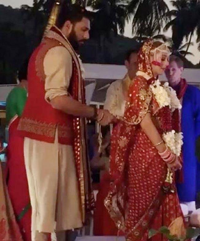 गोवा में सात जन्मों के बंधन में बंधे युवी-हेजल, देखें Beach Wedding की तस्वीरें