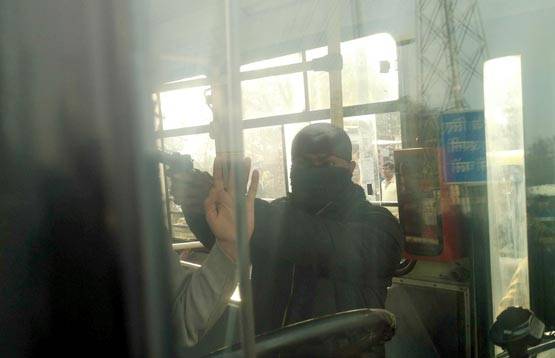 देखें तस्वीरें: दिल्ली पुलिस ने ऐसे मुक्त कराई हाईजैक की गई बस