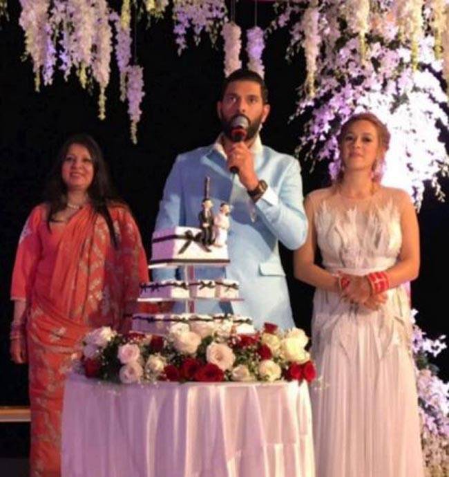 गोवा में सात जन्मों के बंधन में बंधे युवी-हेजल, देखें Beach Wedding की तस्वीरें