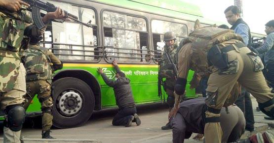देखें तस्वीरें: दिल्ली पुलिस ने ऐसे मुक्त कराई हाईजैक की गई बस