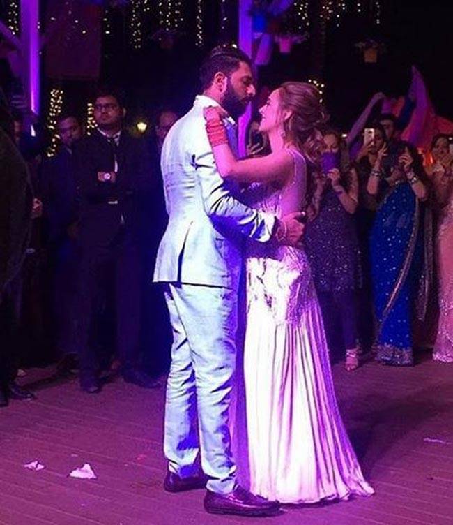 गोवा में सात जन्मों के बंधन में बंधे युवी-हेजल, देखें Beach Wedding की तस्वीरें