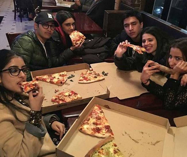 19वें बर्थ डे पर कुछ इस अंदाज में दिखीं नव्या...