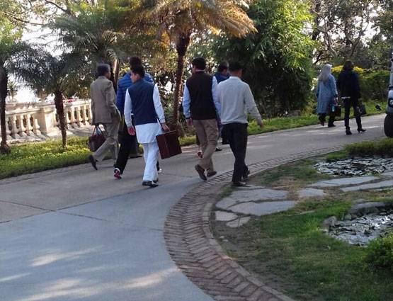 क्या अनुष्का-विराट की सगाई के लिए देहरादून पहुंचे हैं बिग बी?