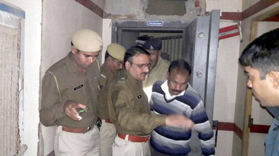 एक बैंक में ऐसे हुई सेंधमारी, स्ट्रांग रूम से उड़ाए साढ़े नौ लाख रुपये