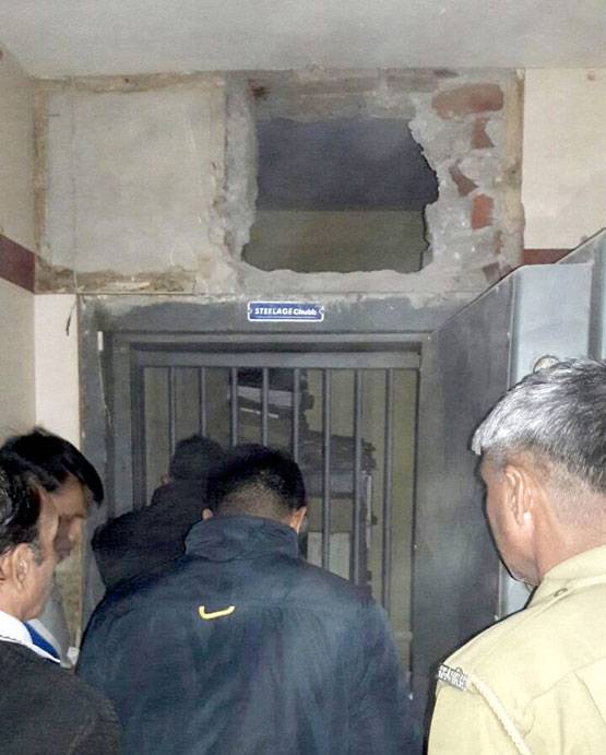 एक बैंक में ऐसे हुई सेंधमारी, स्ट्रांग रूम से उड़ाए साढ़े नौ लाख रुपये