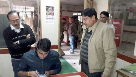 एक बैंक में ऐसे हुई सेंधमारी, स्ट्रांग रूम से उड़ाए साढ़े नौ लाख रुपये