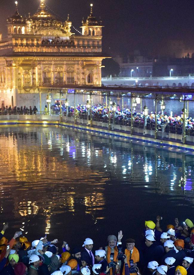 पीएम मोदी ने स्वर्ण मंदिर में लोगों को परोसा लंगर