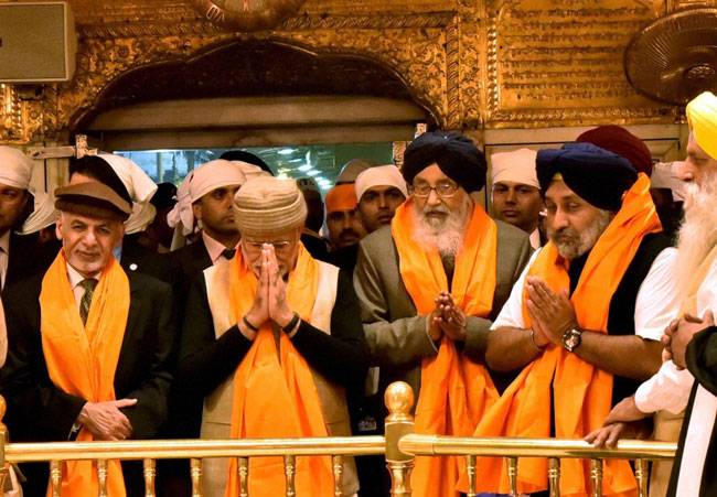 पीएम मोदी ने स्वर्ण मंदिर में लोगों को परोसा लंगर