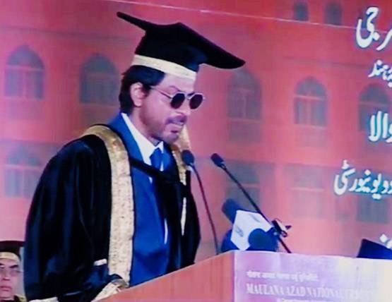 हैदराबाद में डॉक्टर की डिग्री लेकर भावुक हुए शाहरुख