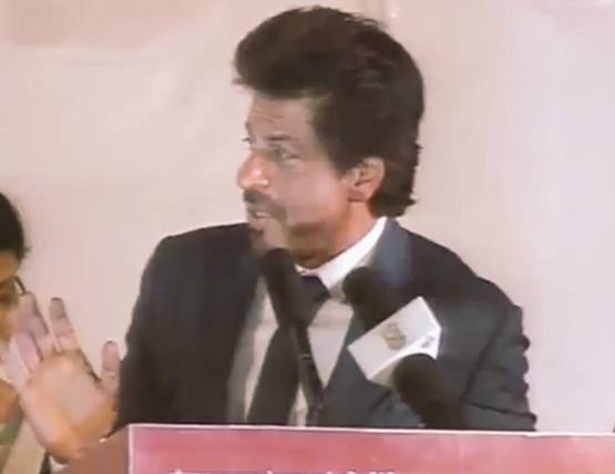 हैदराबाद में डॉक्टर की डिग्री लेकर भावुक हुए शाहरुख