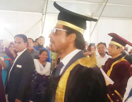 हैदराबाद में डॉक्टर की डिग्री लेकर भावुक हुए शाहरुख