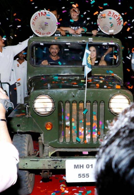 शाहरुख खान ने सनी लियोन के साथ मनाया 'रईस' की सफलता का जश्न