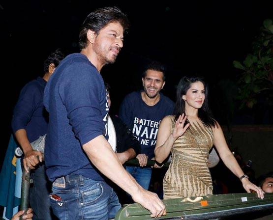 शाहरुख खान ने सनी लियोन के साथ मनाया 'रईस' की सफलता का जश्न