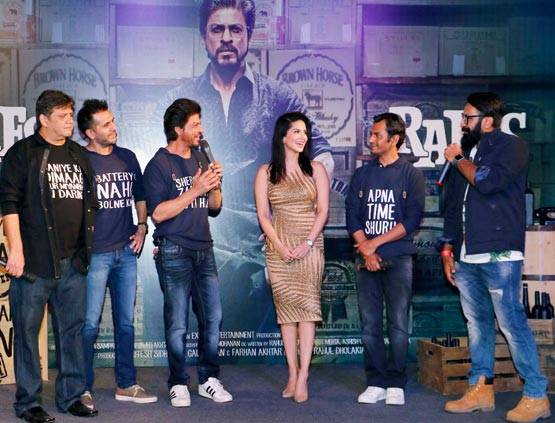 शाहरुख खान ने सनी लियोन के साथ मनाया 'रईस' की सफलता का जश्न