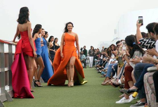 Lakme Fashion Week: क्रूज पर सोनाक्षी सिन्हा का जलवा