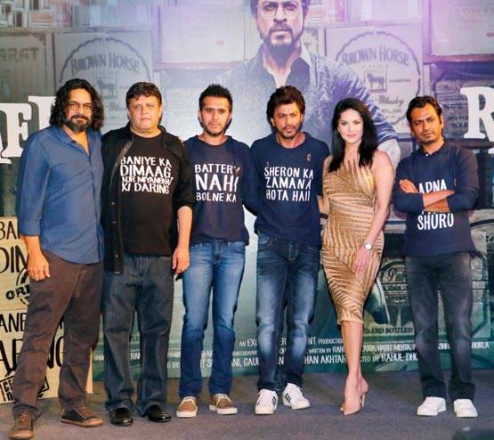 शाहरुख खान ने सनी लियोन के साथ मनाया 'रईस' की सफलता का जश्न