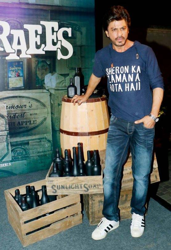 शाहरुख खान ने सनी लियोन के साथ मनाया 'रईस' की सफलता का जश्न