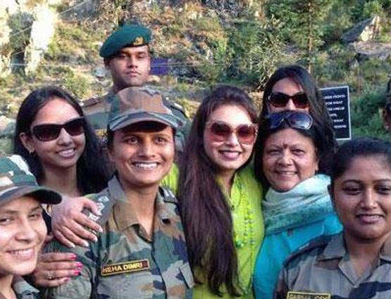 शाहरुख से आमिर तक फिल्म प्रमोशन के लिए कुछ भी करेगा, देखें तस्वीरें