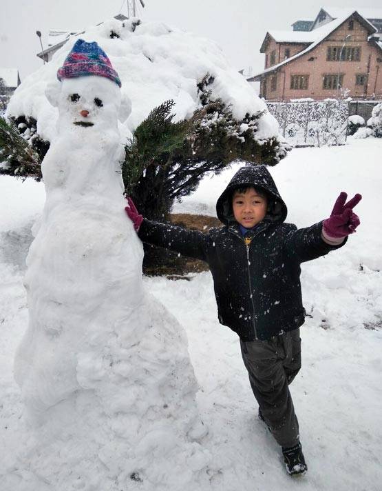 चलो चलें घूमने... यहां मनमोहक बर्फबारी