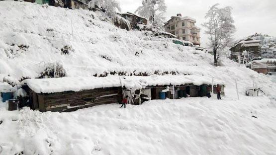 चलो चलें घूमने... यहां मनमोहक बर्फबारी