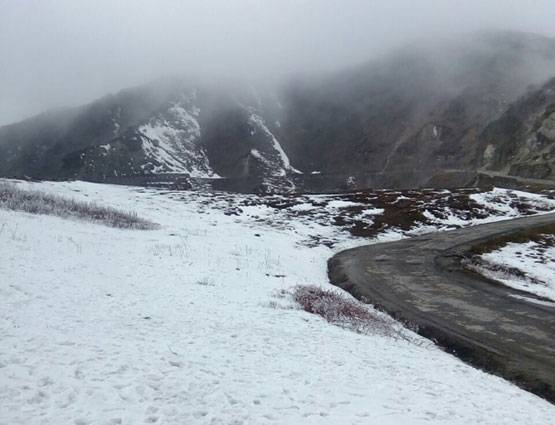 ...बर्फबारी की ऐसी ही तस्वीरें खींचती हैं पर्यटकों को