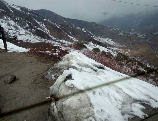 ...बर्फबारी की ऐसी ही तस्वीरें खींचती हैं पर्यटकों को
