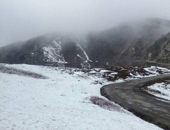 ...बर्फबारी की ऐसी ही तस्वीरें खींचती हैं पर्यटकों को