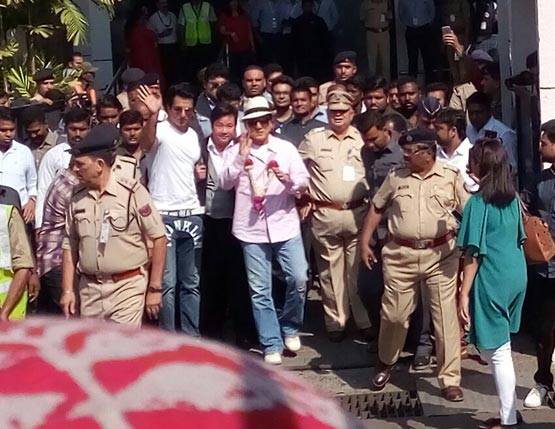 'कुंग फू योगा' के लिए मुंबई पहुंचे जैकी चैन, सोनू सूद ने किया रिसीव