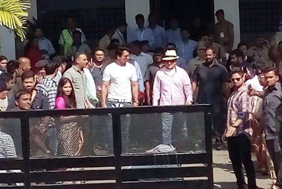 'कुंग फू योगा' के लिए मुंबई पहुंचे जैकी चैन, सोनू सूद ने किया रिसीव