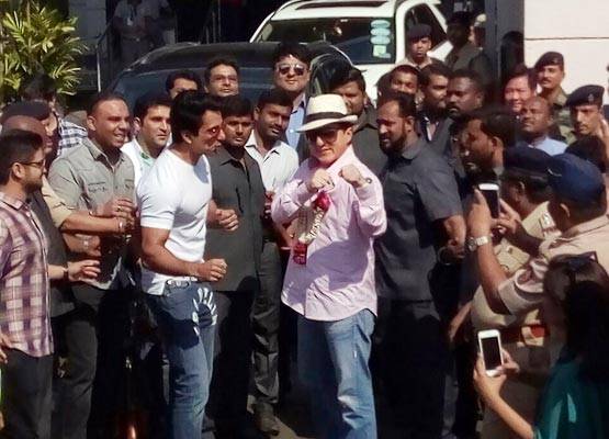 'कुंग फू योगा' के लिए मुंबई पहुंचे जैकी चैन, सोनू सूद ने किया रिसीव