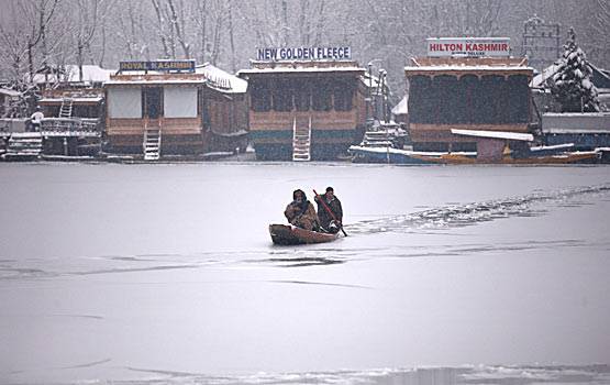 धरती की जन्नत कश्मीर में, बर्फ के बीच यूं गुजरती है जिंदगी