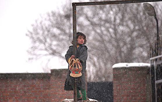 धरती की जन्नत कश्मीर में, बर्फ के बीच यूं गुजरती है जिंदगी