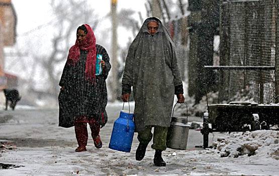 धरती की जन्नत कश्मीर में, बर्फ के बीच यूं गुजरती है जिंदगी