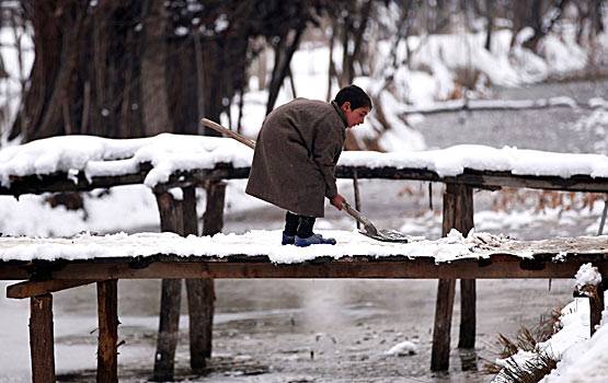 धरती की जन्नत कश्मीर में, बर्फ के बीच यूं गुजरती है जिंदगी