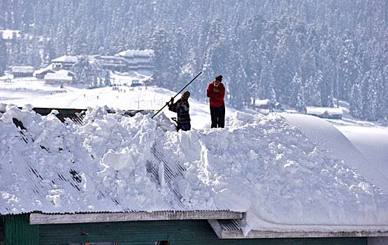 धरती की जन्नत कश्मीर में, बर्फ के बीच यूं गुजरती है जिंदगी