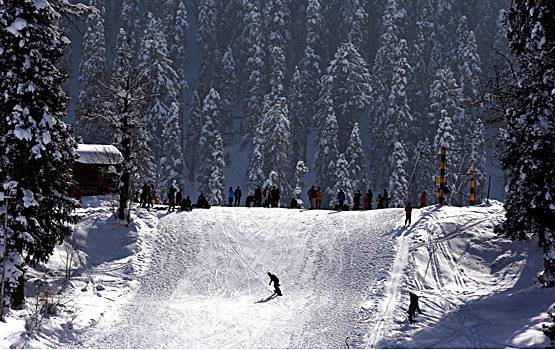 धरती की जन्नत कश्मीर में, बर्फ के बीच यूं गुजरती है जिंदगी