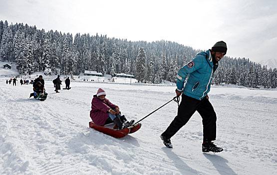 धरती की जन्नत कश्मीर में, बर्फ के बीच यूं गुजरती है जिंदगी