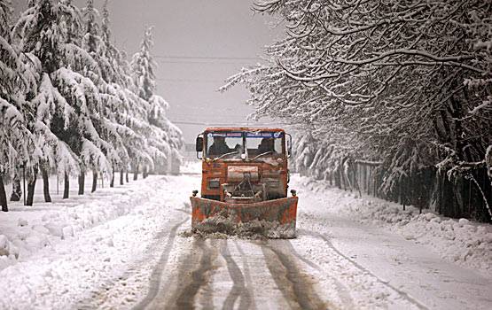 धरती की जन्नत कश्मीर में, बर्फ के बीच यूं गुजरती है जिंदगी