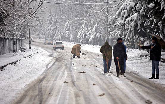 धरती की जन्नत कश्मीर में, बर्फ के बीच यूं गुजरती है जिंदगी
