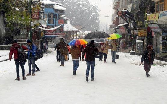 चलो चलें घूमने... यहां मनमोहक बर्फबारी