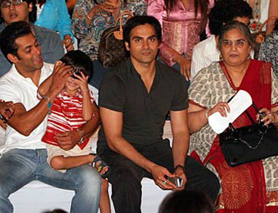 सलमान की 24 RARE PHOTOS, ऐसी है सुपरस्टार की LIFE