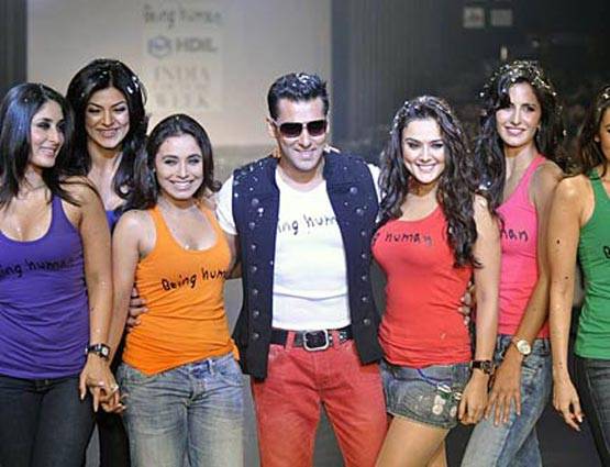 सलमान की 24 RARE PHOTOS, ऐसी है सुपरस्टार की LIFE