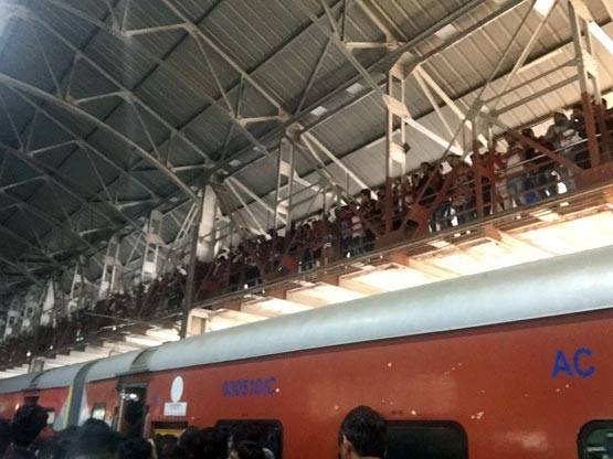 कैसा रहा शाहरुख का ट्रेन का सफर, देखें तस्वीरें...