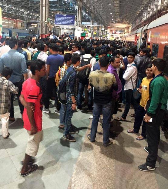 कैसा रहा शाहरुख का ट्रेन का सफर, देखें तस्वीरें...