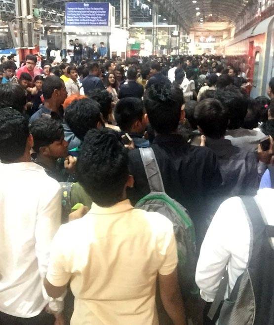 कैसा रहा शाहरुख का ट्रेन का सफर, देखें तस्वीरें...