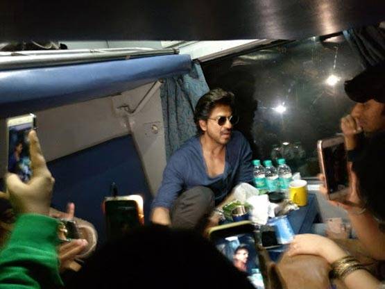 कैसा रहा शाहरुख का ट्रेन का सफर, देखें तस्वीरें...