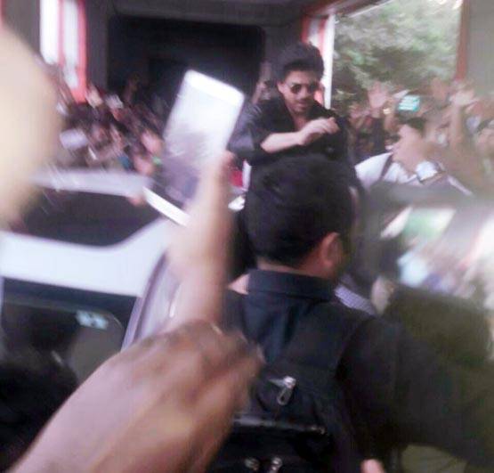 कैसा रहा शाहरुख का ट्रेन का सफर, देखें तस्वीरें...